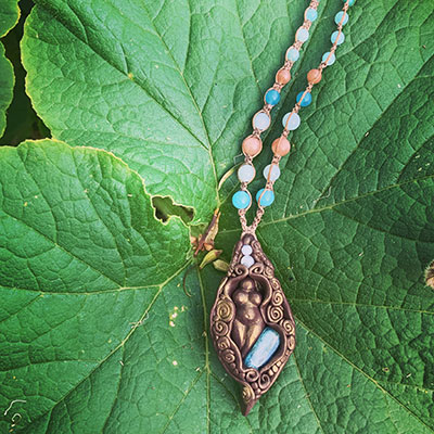 Willow Victoria is an intuitive artist & weaver of custom-made medicine talismans